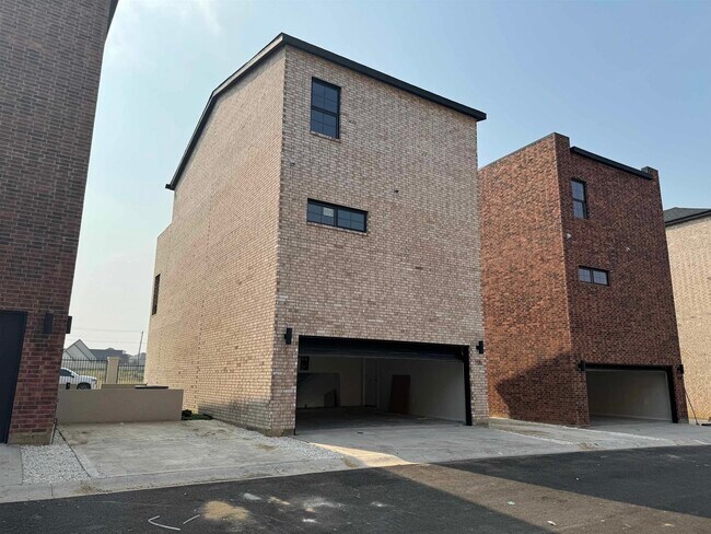 Building Photo - 210 Veracruz Dr