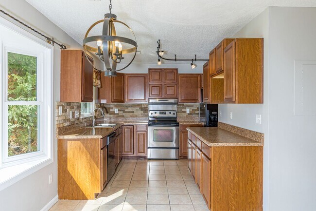 Building Photo - Immaculate updated 2 story 3 bedroom 2.5 bathroom house in the Briarwood area Greensboro