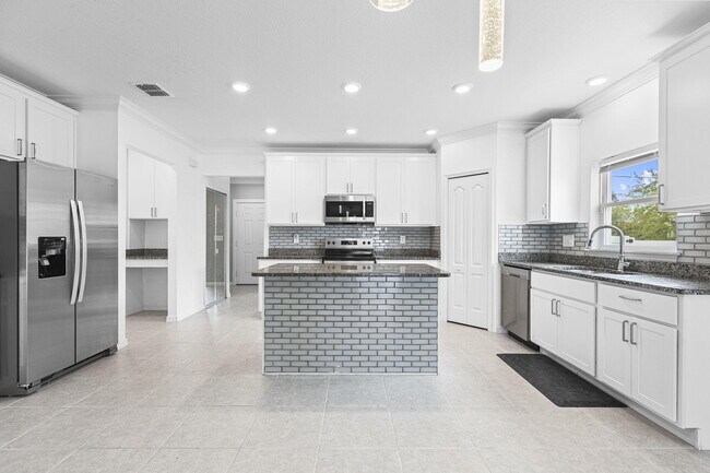Building Photo - 681 SW Millard Dr