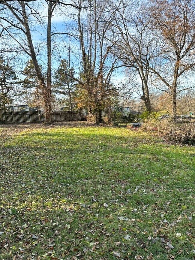 Building Photo - Cozy 2-Bedroom Home with Hardwood Floors N...