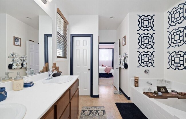 Building Photo - 4 Bed, 4 Bath Home with Solar, A/C, Washer/Dryer and 4 Parking Spaces