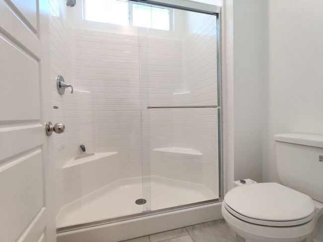 Building Photo - Like New 2 Bed 2.5 Bath Condo