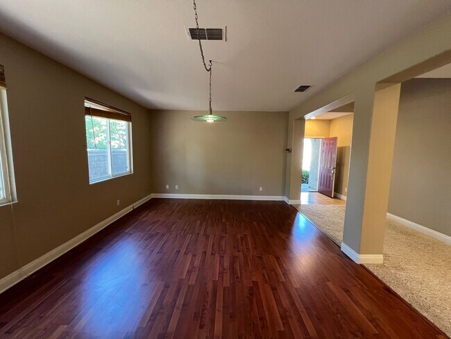 Building Photo - Highly Saught After Stonelake 4 Bedroom wi...