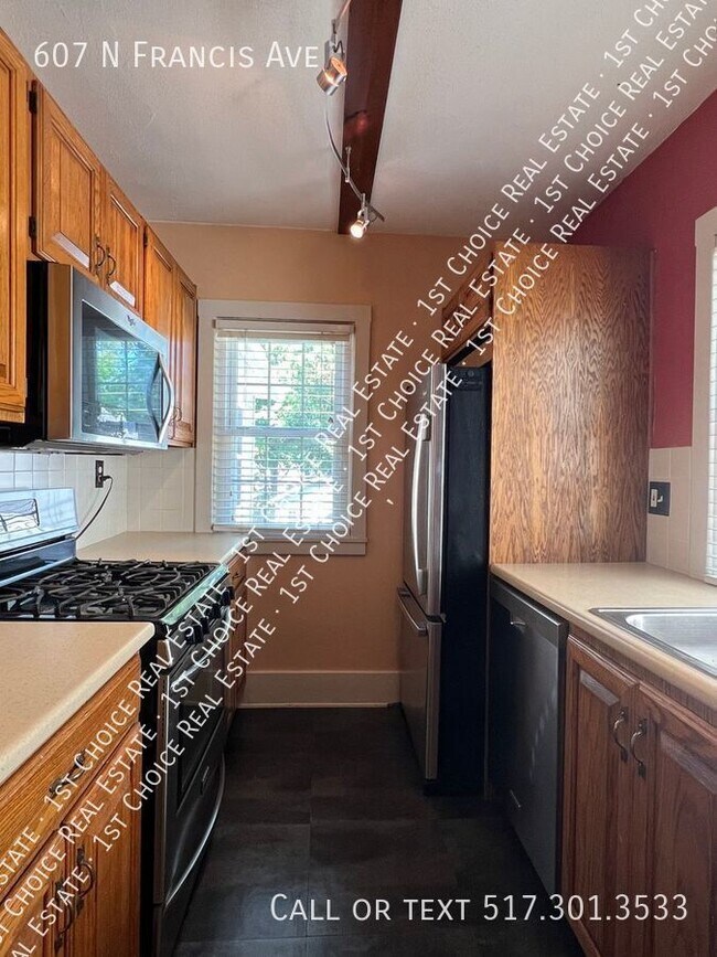 Building Photo - Charming 3-BDR 2-BTH House w/ Garage & Bas...