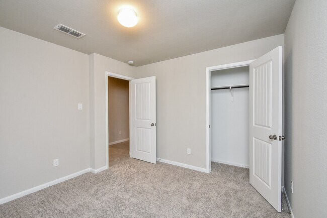 Building Photo - 1427 Central Heights Dr