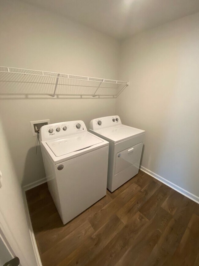 Building Photo - 207 Windsong Dr