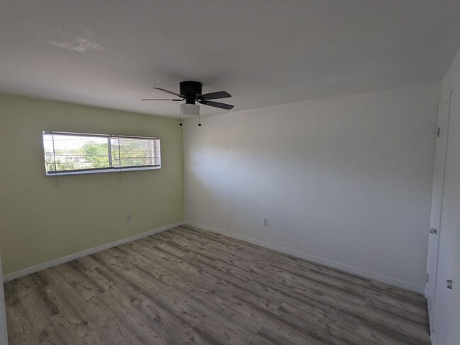 Building Photo - 2nd FL Condo 2Bed 1Bath Off Street Parking