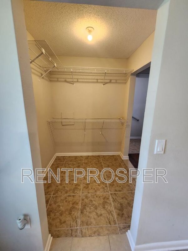 Building Photo - 360 Vincent Dr