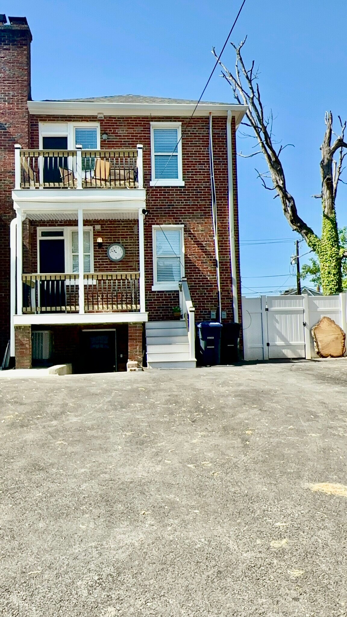 Rear Dual Deck/ Parking Pad - 512 Mellon St SE