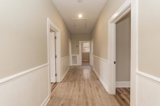 Building Photo - Gorgeous Three Bedroom Home!