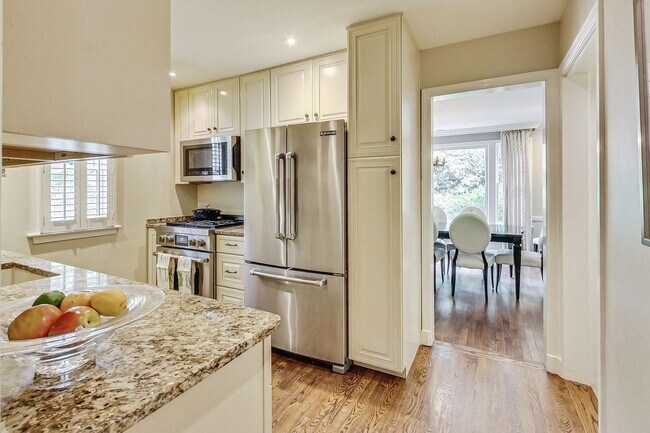 Building Photo - COMING SOON - Stunning 4 bed + 2 full & 2 1/2 bath Classic in NW DC