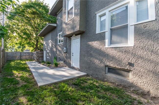Building Photo - 216 Park Dr W