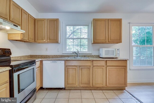 Building Photo - 9911 Whitewater Dr