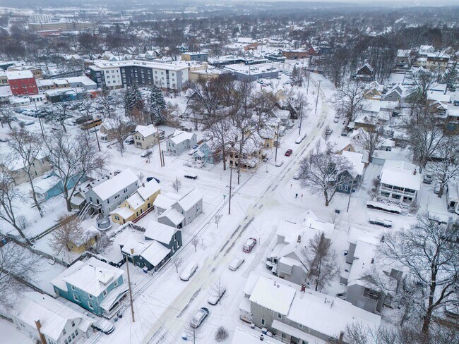 Building Photo - 300-302 Spencer