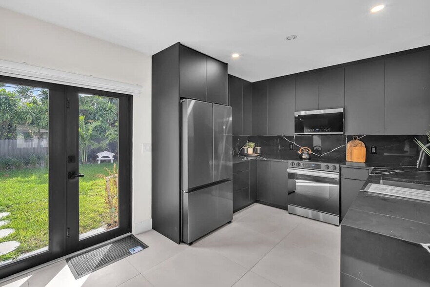 Building Photo - 400 NW 45th St