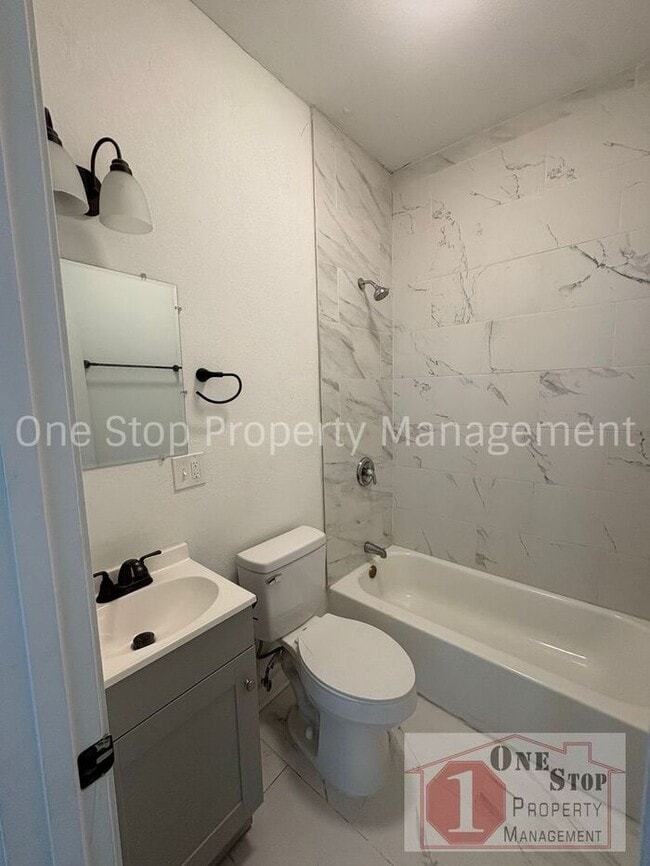 Building Photo - Gorgeous 4 Bedroom, 2 Bath in Independence!