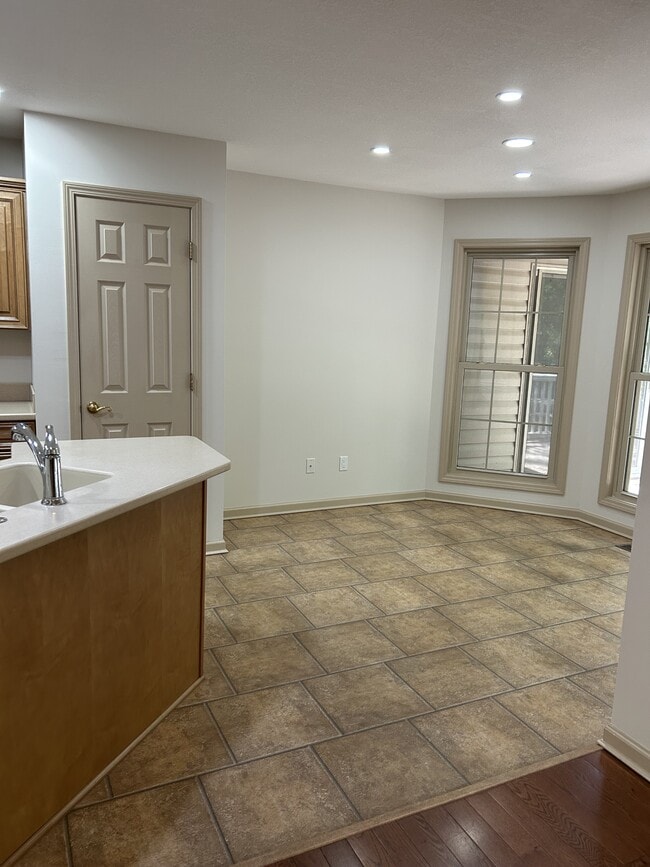 Building Photo - 129 Ivy Ln