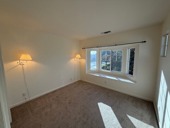 Building Photo - Large two story in Rose Hollow neighborhoo...