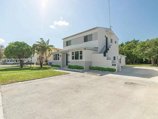 Building Photo - 3030 NW 16th St