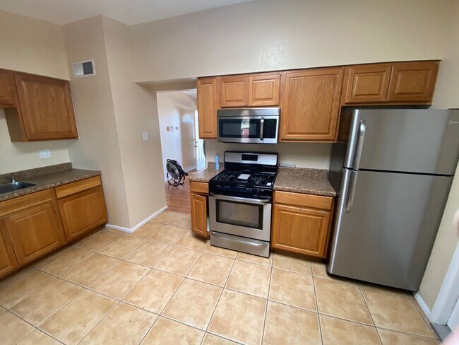 Building Photo - Beautiful 3 bedroom