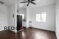 Building Photo - 290 Loma Dr