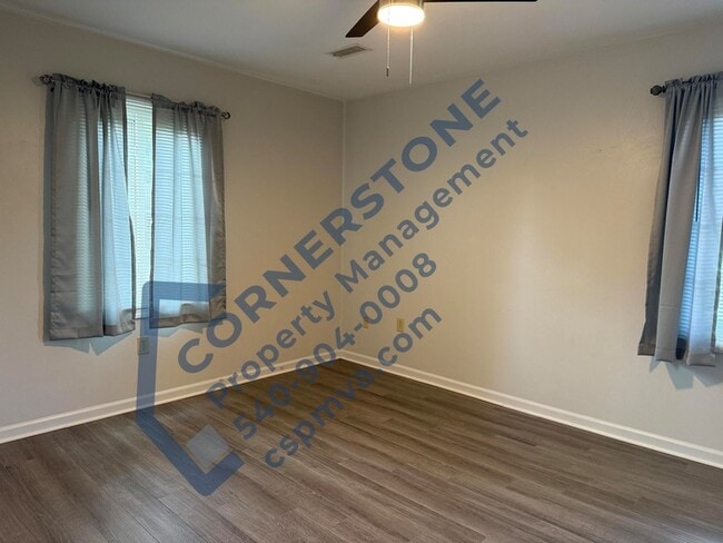 Building Photo - 1105 Lakeview Pl