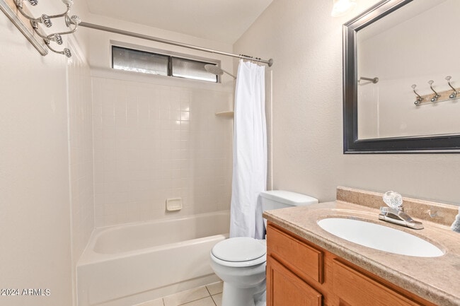 Building Photo - 921 W University Dr