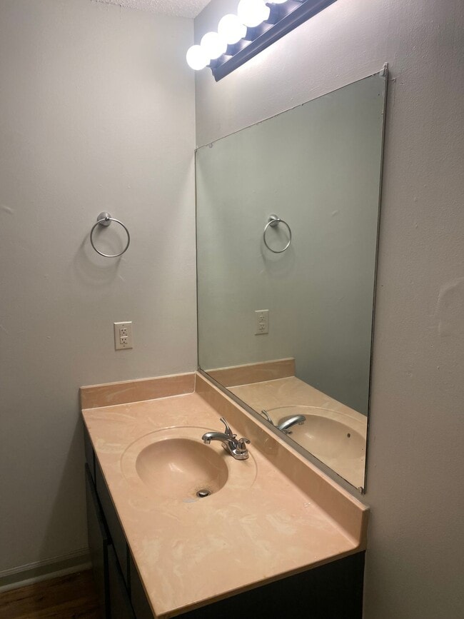 Building Photo - Chatsworth Apartments
