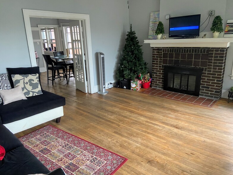 Living room - 436 Prentis St