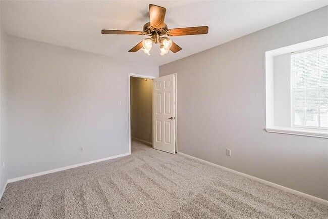 Building Photo - 10218 Hedge Way Dr