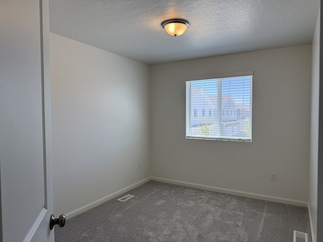 Building Photo - 203 E Arcade Dr
