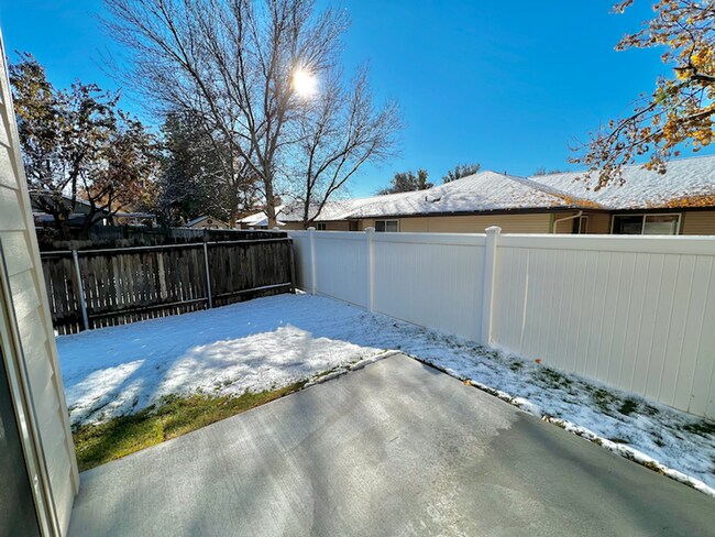 Building Photo - 5899 Castle Dr