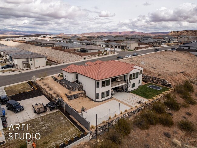 Building Photo - Beautiful 6 Bedroom 4.5 Bathroom Home in D...