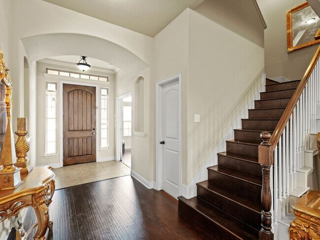 Building Photo - 5 Bedroom Single Family in Heartland