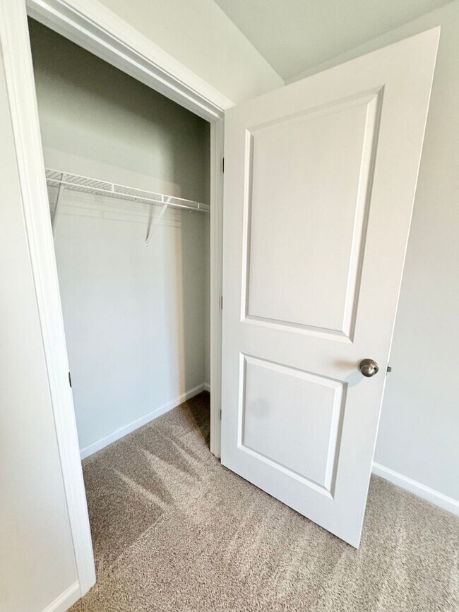 Building Photo - **$1000 off first months rent with acceptable credit and application**Available NOW!! 4 bedroom 2...