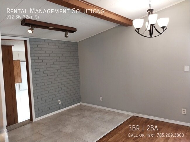 Building Photo - *BONUS LIVING ROOM* 912 SW 32nd St- 3 BED/...