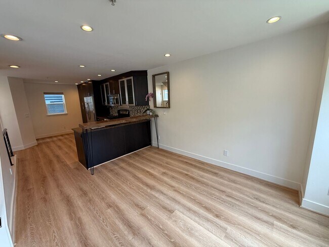Building Photo - Modern Townhome Just One Block from Green ...