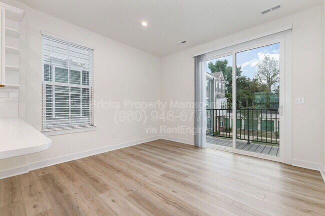 Building Photo - 6122 Cleburne Ct