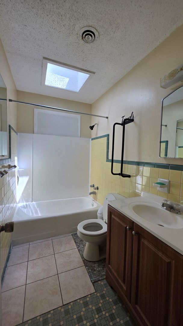 Building Photo - 4 Bedroom 2 Bath Single Family Home w/ 2 Bonus Rooms