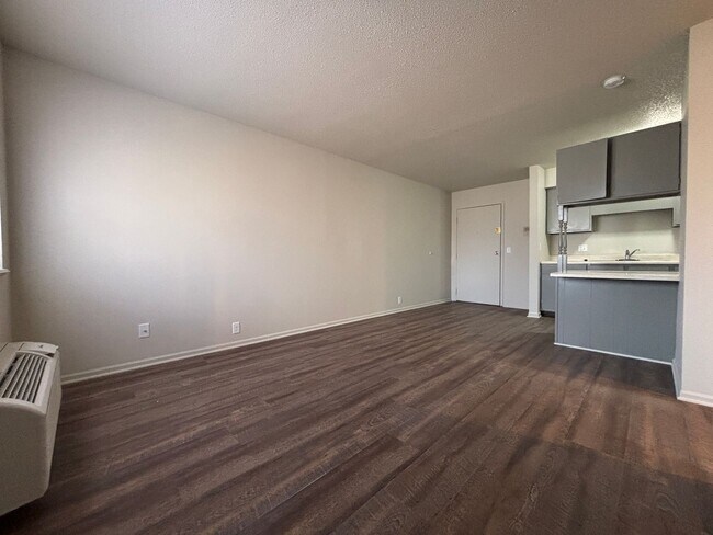 Building Photo - Renovated 2 Bedroom, 1 Bath Apartment at t...