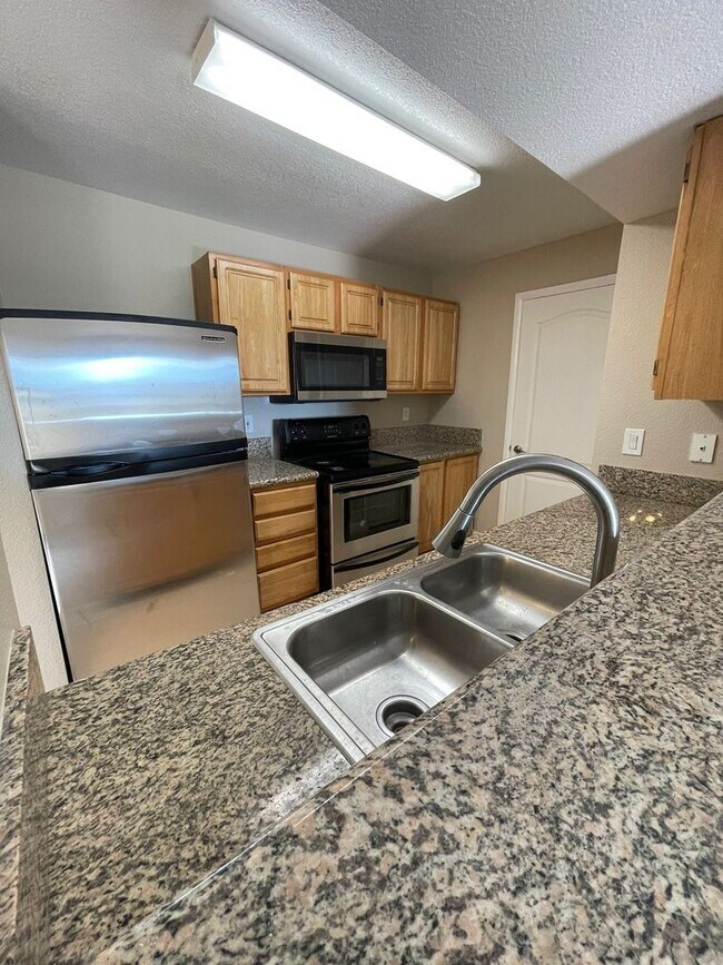 Building Photo - Tuscan Villa one bedroom condo