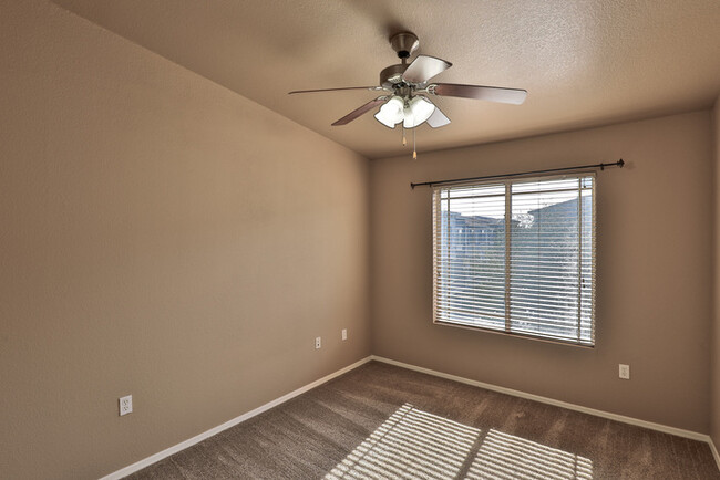 Building Photo - Tri Level, 2bd, 2.5ba condo