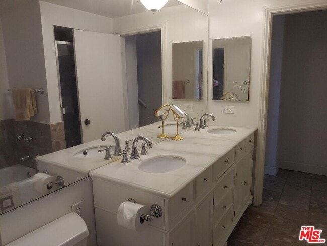 Building Photo - 23918 De Ville Way