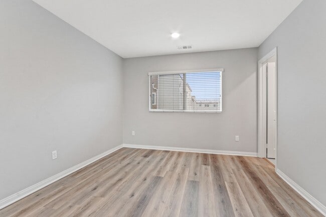 Building Photo - Gorgeous Tri-Level Townhome with Attached ...