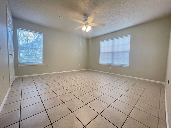 Building Photo - Cozy 2B/2B Condo near Beach in the Heart of Destin!