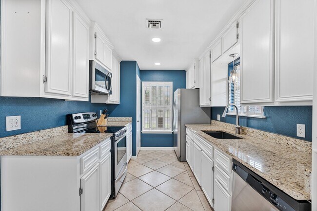 Building Photo - Charming 3 Bedroom Home