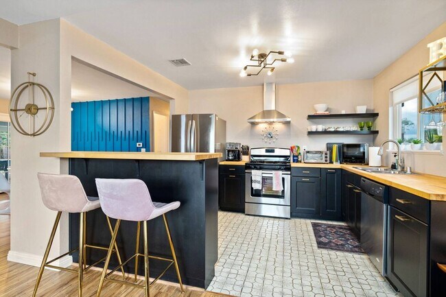 Building Photo - Casita Cerritos - Pool, Jacuzzi, and Pet F...