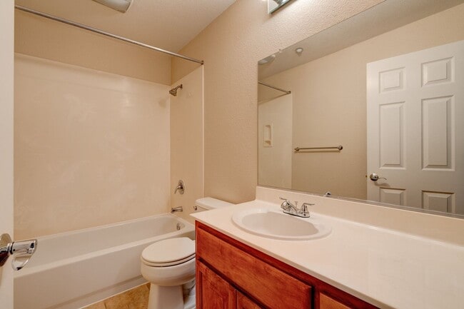 Building Photo - EXQUISITELY LOCATED TOWNHOME PRIVATE SETTING | MANY UPGRADES