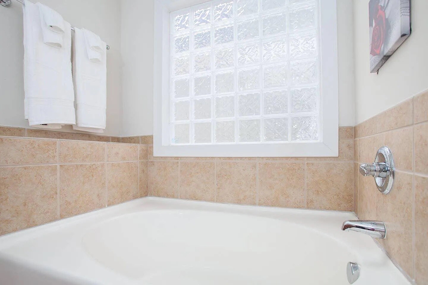 Building Photo - Room in House on Dubois Court