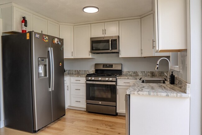 Building Photo - 2 Sterling Ln